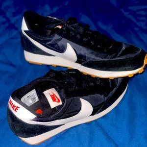 NIKE SNEAKERS - size women 9.5